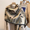 Λεπτομέρεια από μεγάλη κρεμ εσάρπα με μαύρα φυτικά σχέδια και κομψά διακοσμητικά κρόσσια - 180x65cm / Μαύρο