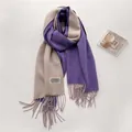 Detalle de la bufanda de cachemira reversible violeta y beige con flecos y etiqueta - Purple and Apricot