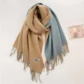 Detalle del chal de cachemira caqui y azul mostrando bordes con flecos y etiqueta de marca - Caqui y Azul Claro