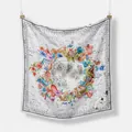 Dettaglio di mappa celeste vintage e motivi floreali su foulard di seta bianca - 53x53cm / Bianco