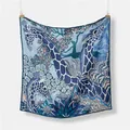 Detail van zijden sjaal met artistieke blauwe tropische giraffenprint op stof - 53x53cm / Blauw