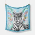 Detalle de pañuelo de seda con estampado de tigre, corona y la inscripción Paris - 53x53cm / Azul claro