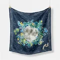 Dettaglio di un foulard in seta blu navy con stampe artistiche di luna e fiori - 53x53cm / Blu