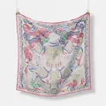 Detalle de pañuelo de seda con estampado étnico, motivos de armadura y plumas en rosa - Rosa