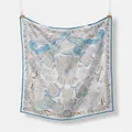 Detalle de pañuelo de seda con estampado de casco azul y oro y bordes enrollados - Gris