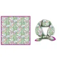 Détail d'un foulard en soie avec motifs de feuilles vertes et bordure violette - 53x53cm / Amas de Fleurs