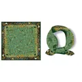 Détail d'un foulard carré en soie verte avec motifs ethniques d'arbres et d'oiseaux - 53x53cm / Verdure Vibrante