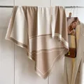 Châle tendance en patchwork kaki avec motifs géométriques et bordures à franges souples - Kaki
