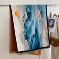 Detailaufnahme des abstrakten Ölgemälde-Schals mit blauen Bergen und Fransen - Berg Sonnenuntergang Abstrakte Kunst (Farbe 6)