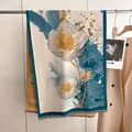 Detail eines künstlerischen Blumenmusters im Ölgemäldestil und Fransen am warmen Schal - Pfauenblau Freihand Blumen (Farbe 11)