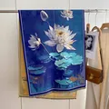 Detail eines blauen Lotus-Schals mit feiner Textur und elegantem Saum für Damen - Farbe 12 / 190x65cm