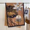 Detail eines Schals im Ölgemälde-Stil mit Lotusmuster und elegantem Gold-Spritzer - Hellbraun Eleganter Lotus (Farbe 14)