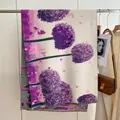 Detail eines kunstvollen Blumentuch-Schals mit feinen Fransen und lila Blumenmuster-Druck - Lila Kugelblume Kunst (Farbe 13)
