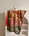 Détail de l'écharpe à motif de dragon chinois et pivoine avec franges fines - Motif de Dragon Doré Traditionnel
