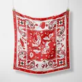 Detalle de pañuelo de seda rojo con motivos de caballos, sombreros vaqueros y paisley - Rojo Verdadero