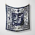 Primer plano detallado del pañuelo cuadrado de seda sarga azul marino con motivos paisley - Azul marino