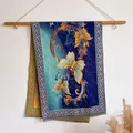 Détail d'une écharpe épaisse de style chinois avec papillons dorés et des franges - Motif de Papillon Vivant