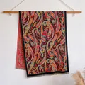 Détail d'une écharpe d'hiver avec imprimé paisley numérique et bordure à franges - Motif Paisley Ethnique