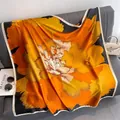Retro zijden vierkante sjaal met gouden bloemenprint en contrasterende witte randen - Geel