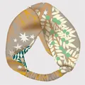Dettaglio fascia elastica stampata con design a nodo intrecciato e motivi a foglia terra - Cachi