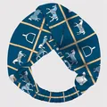 Detalle de diadema de yoga en seda azul marino con estampado ecuestre de caballos y estribos - Azul