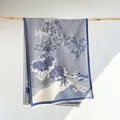 Detail eines graublauen Kaschmirschals mit Vintage-Blumenmuster und eleganten Fransen - Blau