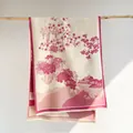 Detail eines geblümten Kaschmir-ähnlichen Schals mit chinesischer Bergkunst am Zweig - Rosa