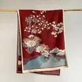 Detail eines roten chinesischen Schals mit Blumen-Jacquardmuster und Fransen - Ziegelrot
