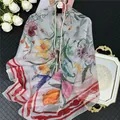 Elegante foulard in seta grigia con stampe floreali vivaci e insetti su fondo nero - Colore 9 (Grigio Chiaro/Floreale Insetto/Libellula)