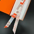 Eleganter Seidenschal mit geometrischem Muster auf einer orangefarbenen Geschenkbox - Orange (S1753)