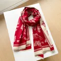 Dicker Kaschmirschal mit rotem Schmetterlingsmuster und eleganten Fransen an den Kanten - Rot