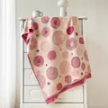 Dettaglio della sciarpa bohémien con motivi astratti rosa drappeggiata su un mobile - 190x65cm / Viola Crema