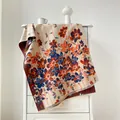 Elegante chal tacto cachemira con estampado floral vintage y detalles de flecos - 190x65cm / Azul y Naranja