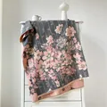Chal de cachemira gris oscuro con estampado floral elegante y acabado con flecos - 190x65cm / Gris