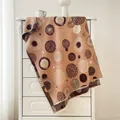 Dettaglio della sciarpa boho tipo cashmere con motivo geometrico kaki e nappe morbide - 190x65cm / Cachi
