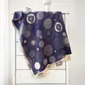 Dettaglio trama della sciarpa stile bohémien blu navy con motivi geometrici bianchi - 190x65cm / Beige Blu