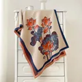 Dettaglio di sciarpa con motivo a loto, eleganti frange e trama intrecciata invernale - 190cmx65cm / Blu e Arancione