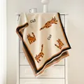 Detail van de beige gebreide sjaal met schattige oranje kattenpatronen en franjes - Beige Oranje