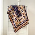 Detailopname van het Dala-paardpatroon op een dikke marineblauw-oranje geweven sjaal - 190x65cm / Blauw-Geel