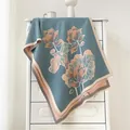 Dettaglio dello scialle loto blu con jacquard floreale etnico e bordi sfrangiati - 190cmx65cm / Blu Lago