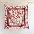 Detalle de bufanda floral vintage con estampado de libélulas y bordes de flecos finos - Rojo