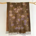Dunkelbrauner Schal mit Kaschmir-Gefühl, lila Blumenmuster und Quastenkante - 200x65cm / Graugrün