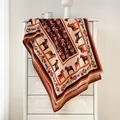 Detail van het vintage Dala-paardpatroon met franjes op een dikke warme wintersjaal - 190x65cm / Koffie en Oranje