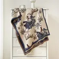 Dettaglio di uno scialle invernale morbido con motivi di zebra vintage e giungla - 190x65cm / Caffè Blu