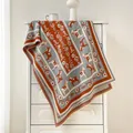 Detailoverzicht van Noordse paardenpatronen en bloemmotieven op de dikke warme sjaal - 190x65cm / Lichtblauw-oranje
