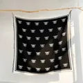 Nahaufnahme des schwarz-weißen Bienen-Halstuchs mit Fransen und weicher Wolltextur - Großes Quadratisches Tuch / Schwarz