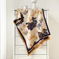 Dettaglio della calda sciarpa in finto cashmere con stampe di zebre su un mobile bianco - 190x65cm / Blu-Giallo