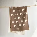 Dettaglio della sciarpa in maglia double-face con motivi a fiocco su legno - 185x65cm / Cachi