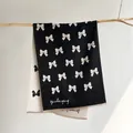 Dettaglio di sciarpa reversibile con stampa a fiocchi, bordi a frange e tessuto caldo - 185x65cm / Nero