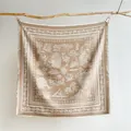 Detail eines Vintage-Paisley-Schals mit nautischen Drucken und Fransen an einem Holzzweig - Ozean-Abenteuer-Druck (Mit Quasten) / Khaki / 130x130cm